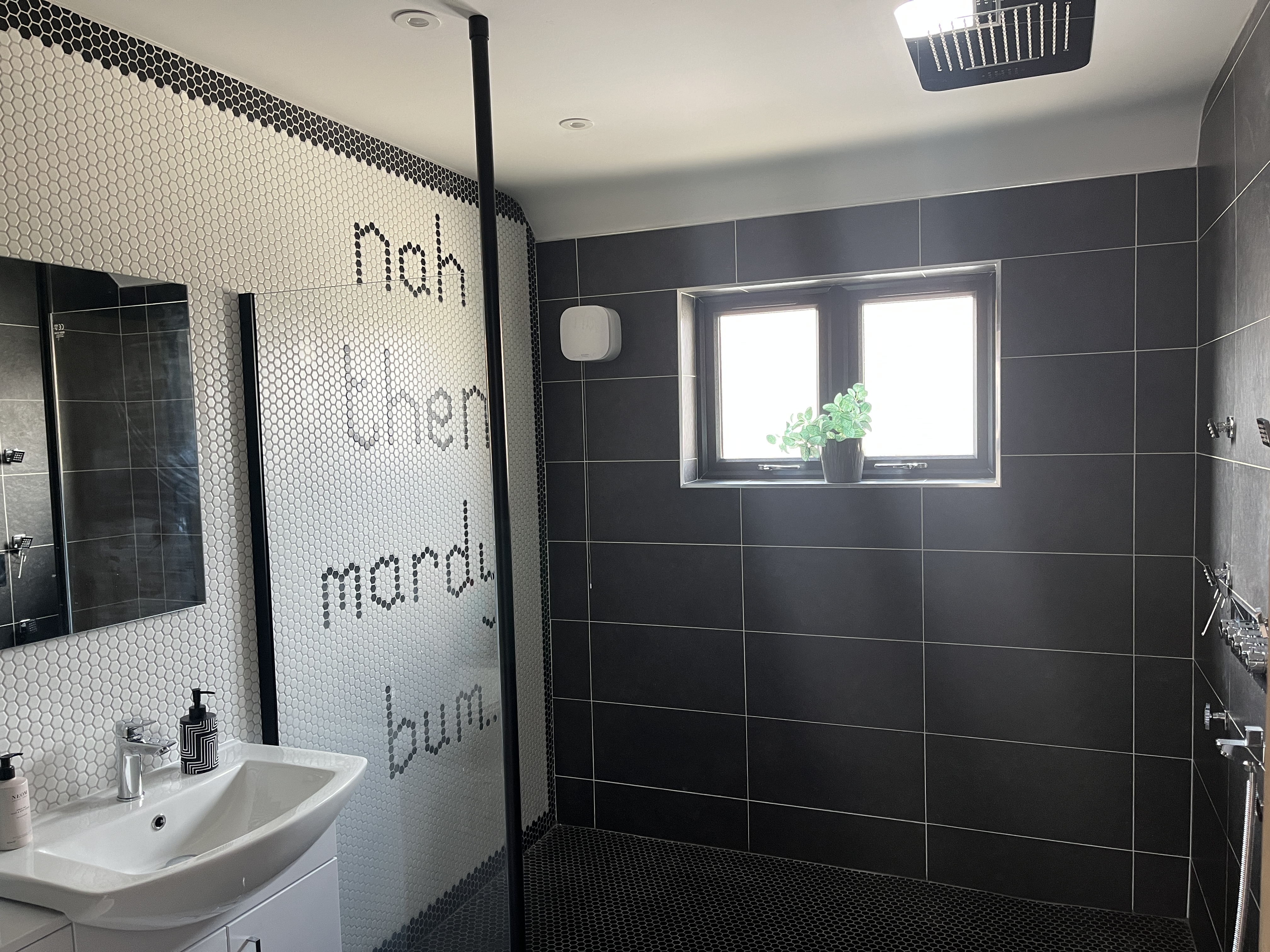 Accessible shower room with multi-jet system
