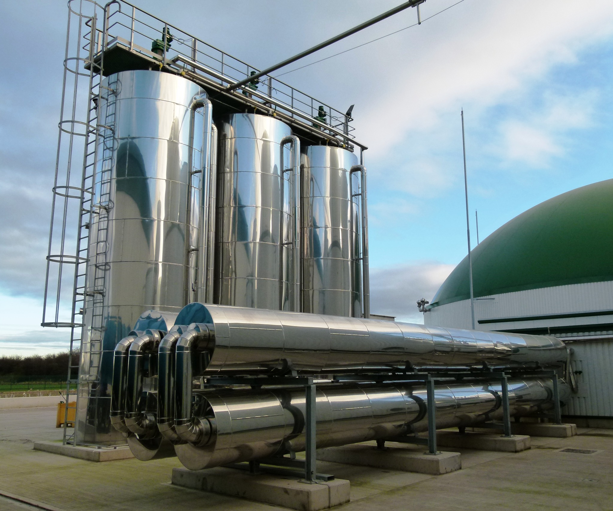 Hygienisation tanks and heat exchanger equipment