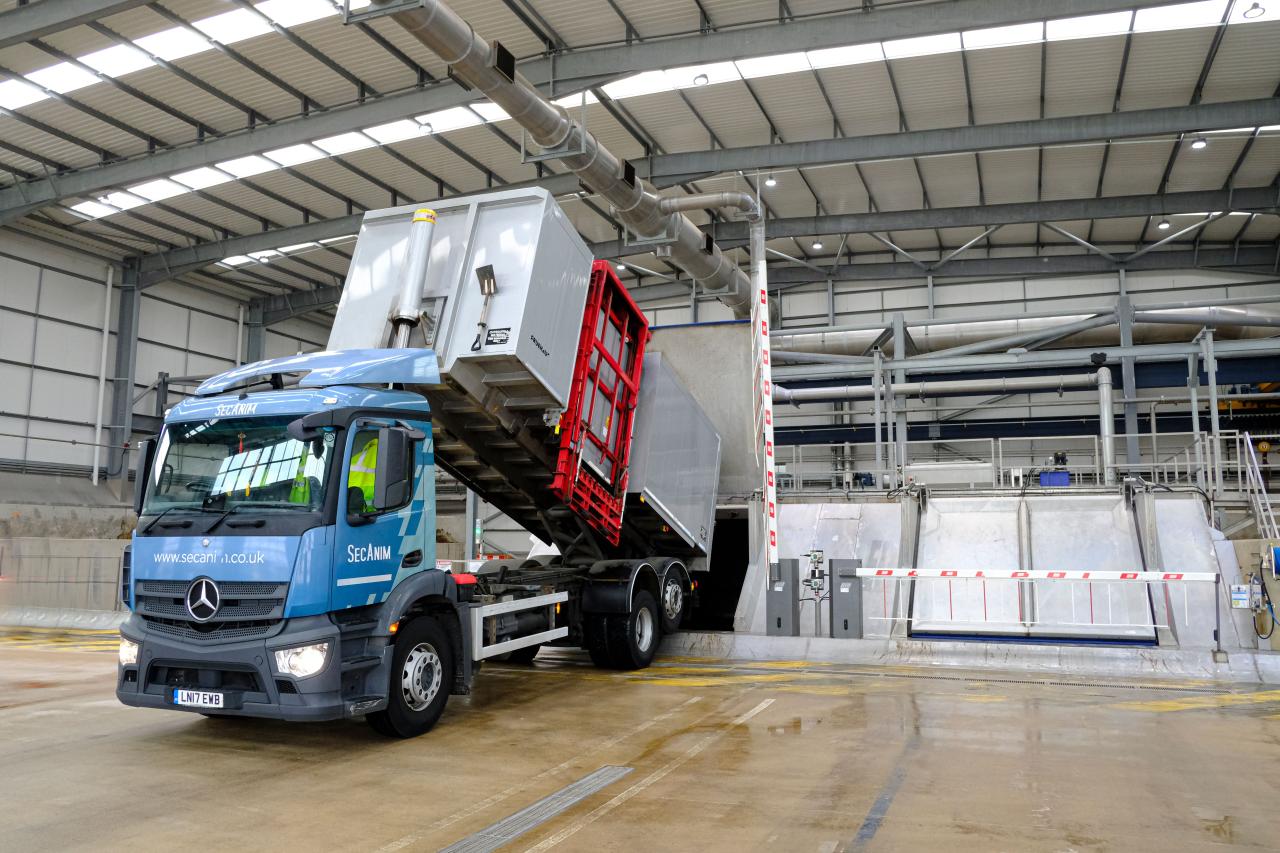 Internal tipping hall with ReFood vehicle and reception equipment
