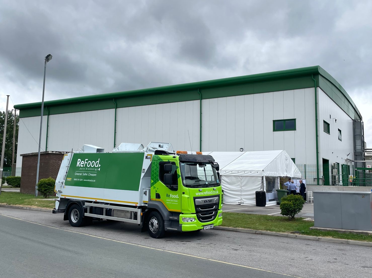 Food waste collection vehicle outside ReFood Widnes reception building