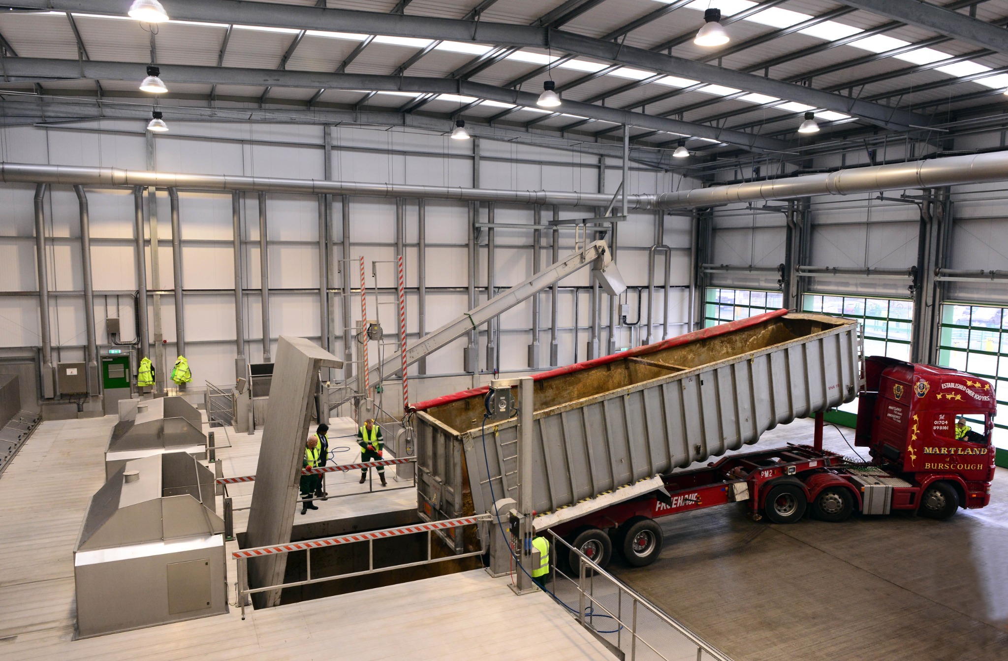 Interior waste reception hall with vehicle movements