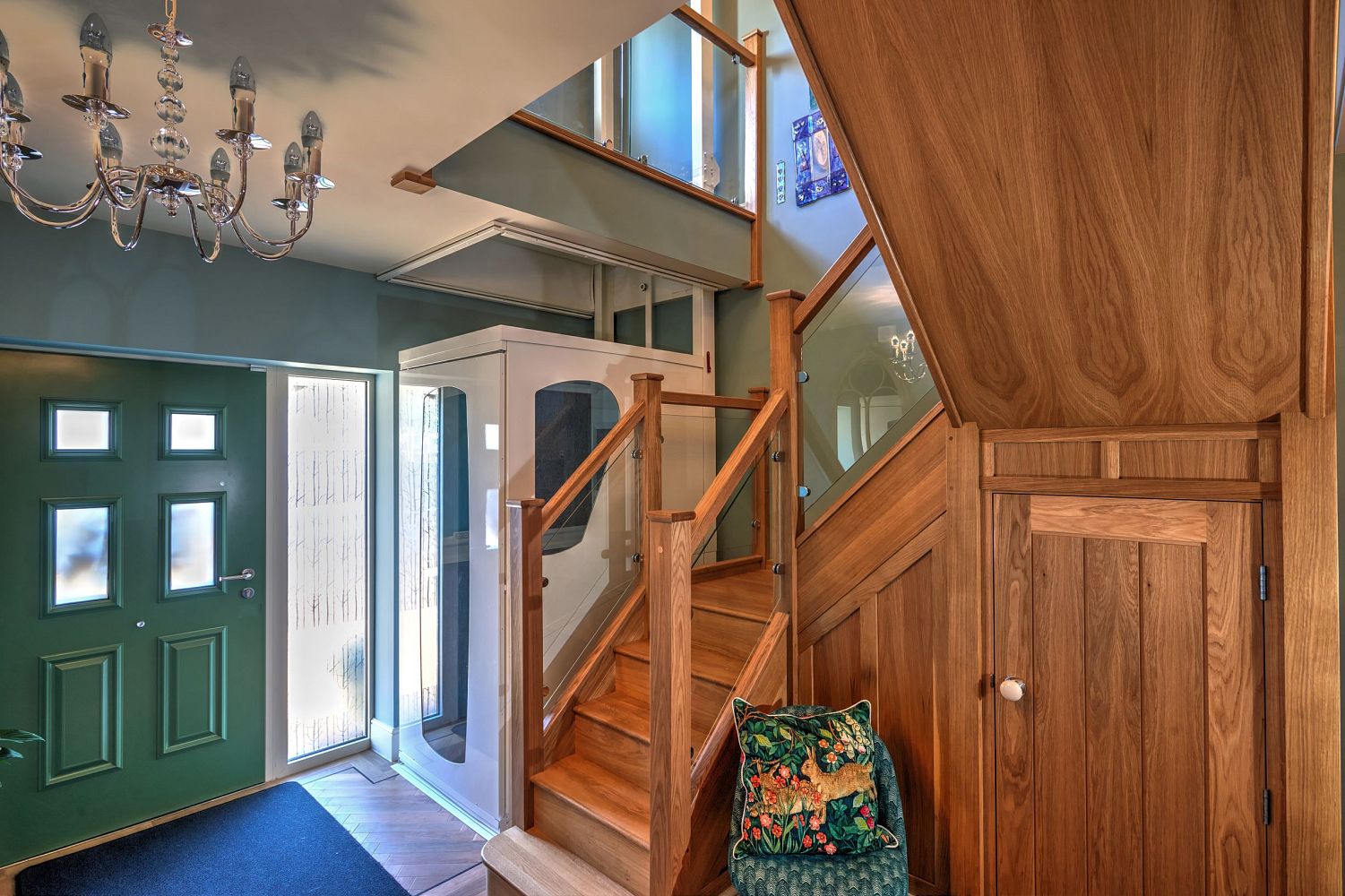 Accessible entrance hall with lift