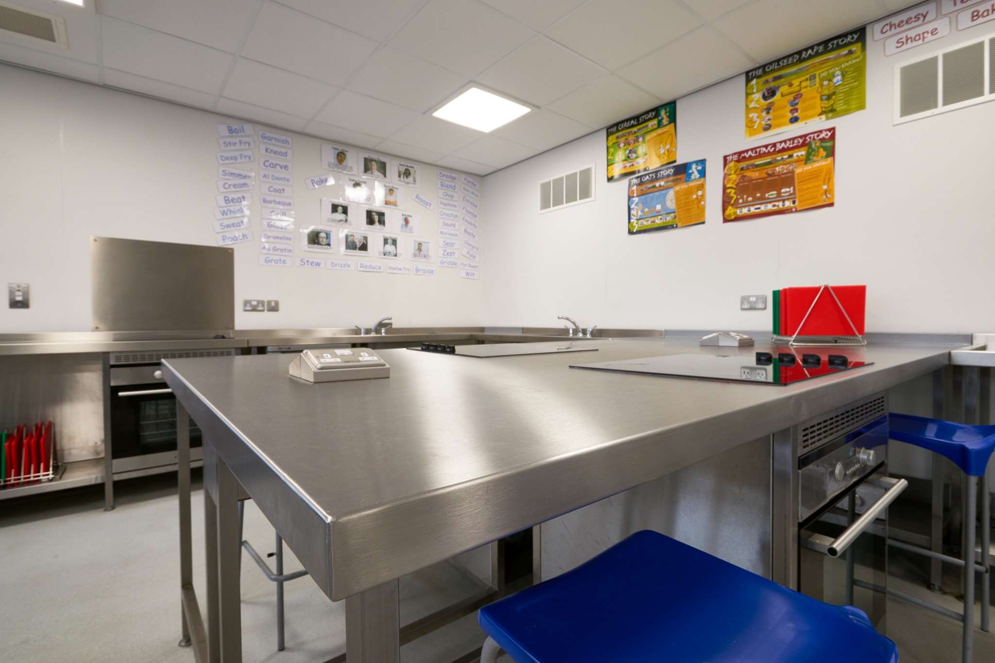 Food technology teaching room with integrated ovens, sinks and workstations