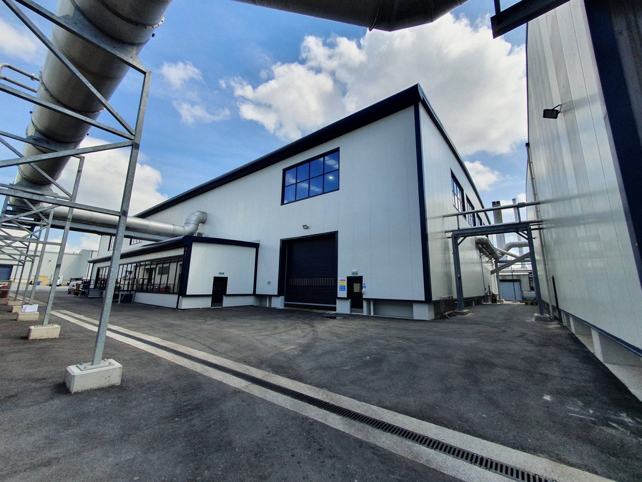 Service yard elevation with integrated process ductwork