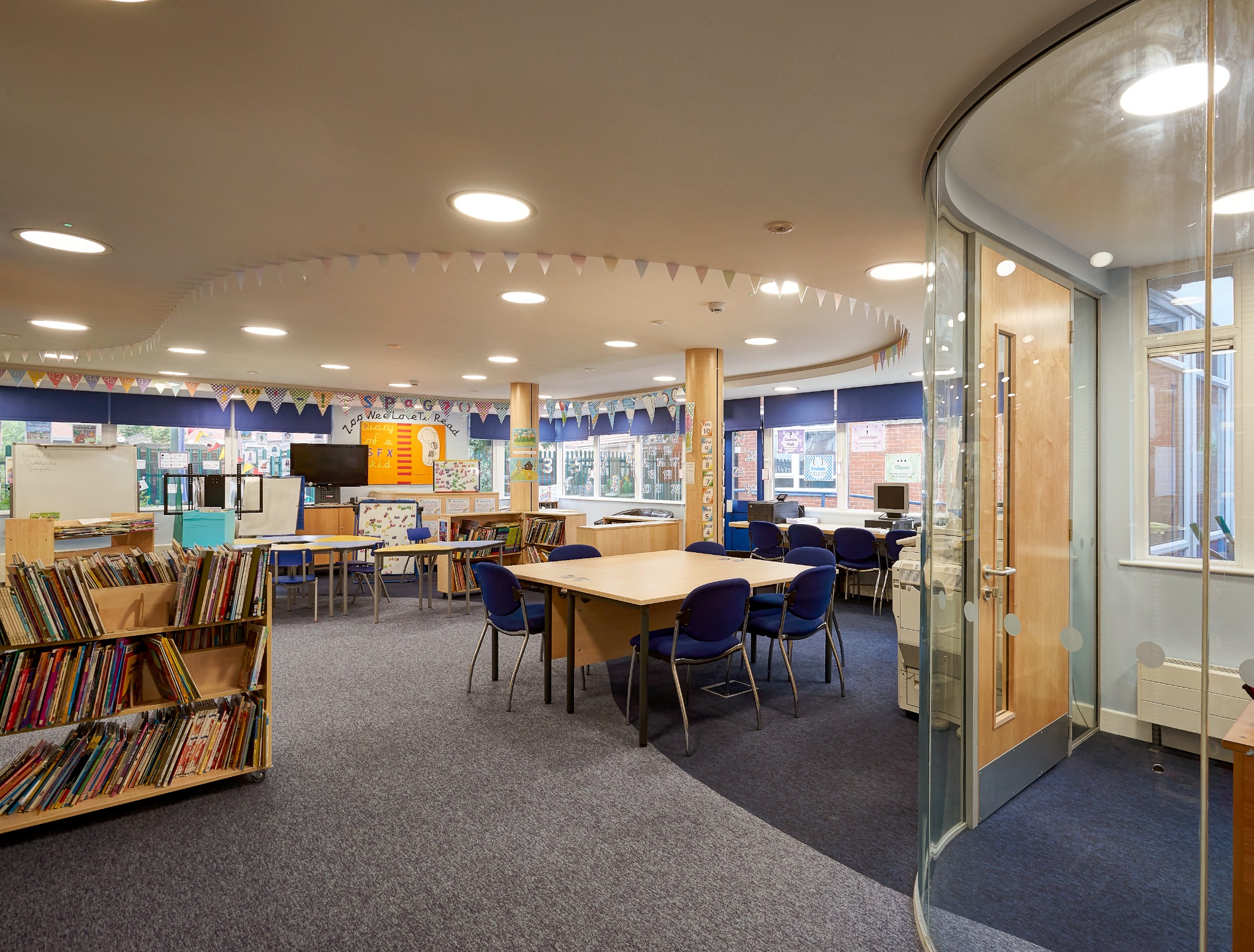 Flexible learning and library area with curved ceiling forms