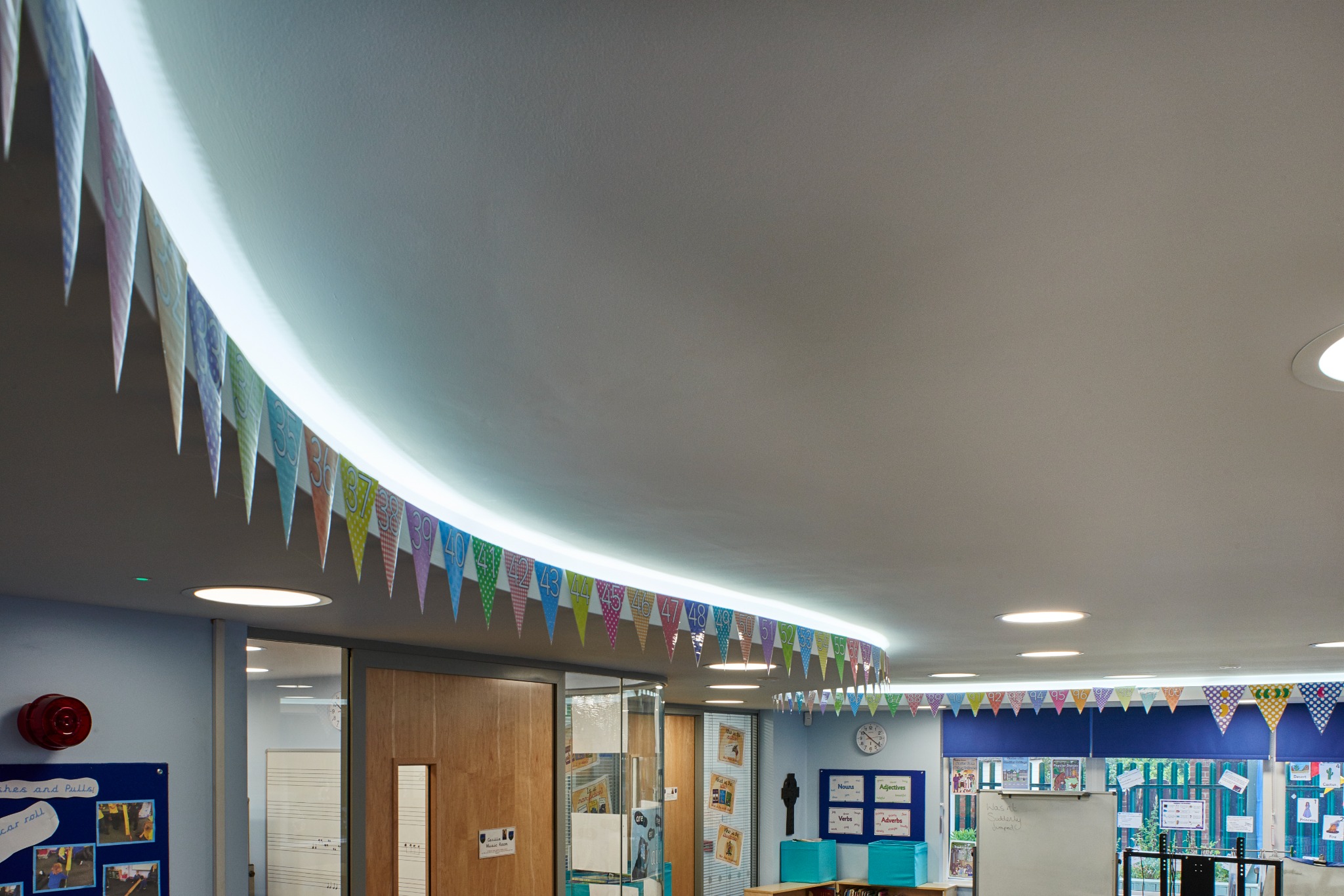 Curved ceiling lighting and flexible teaching area